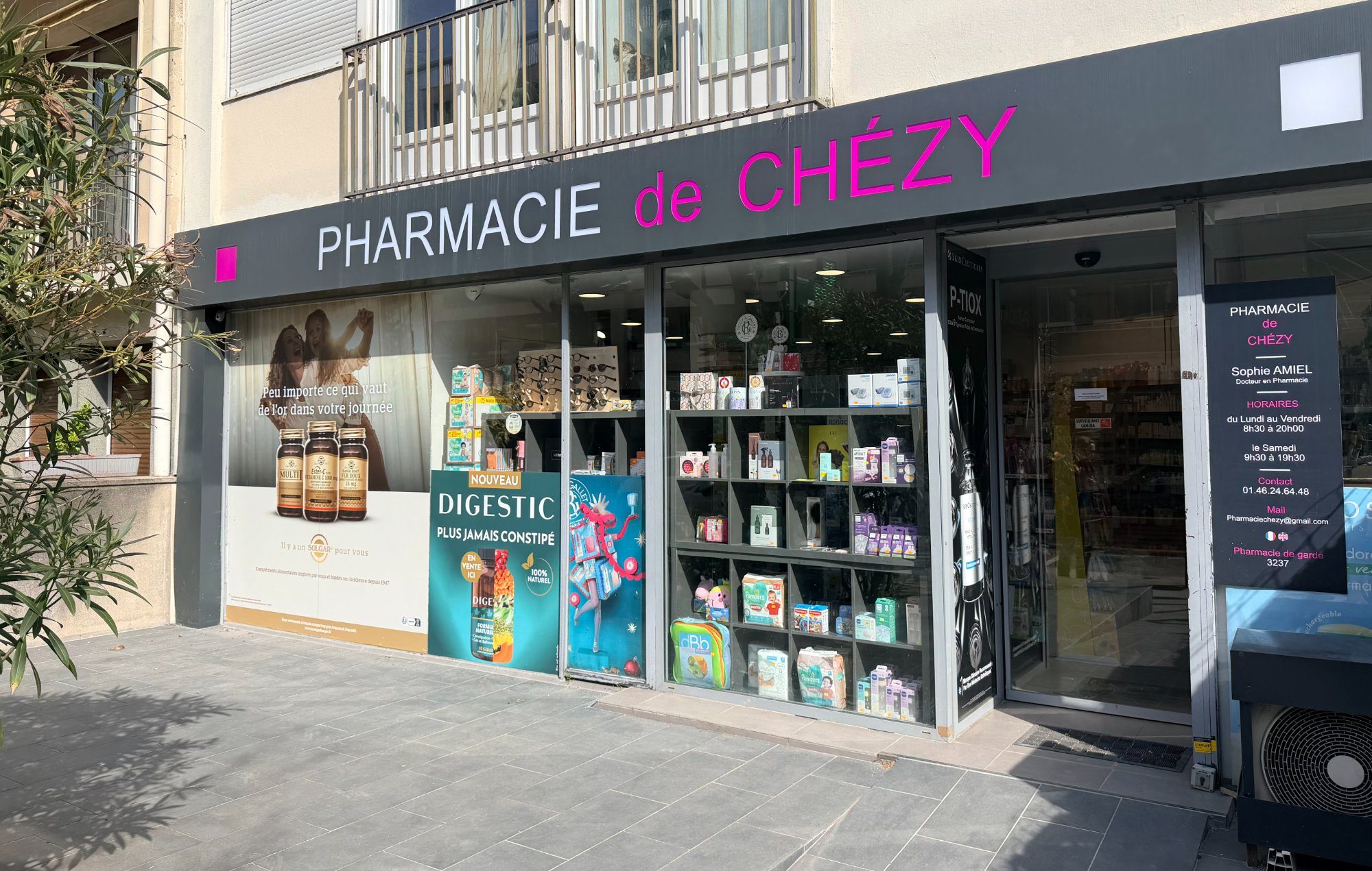 Pharmacie de Chézy façade principale Neuilly-sur-Seine