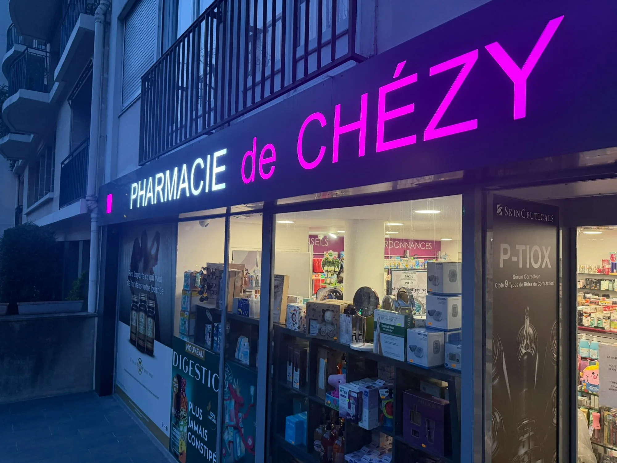 Enseigne lumineuse Pharmacie de Chézy, Neuilly-sur-Seine