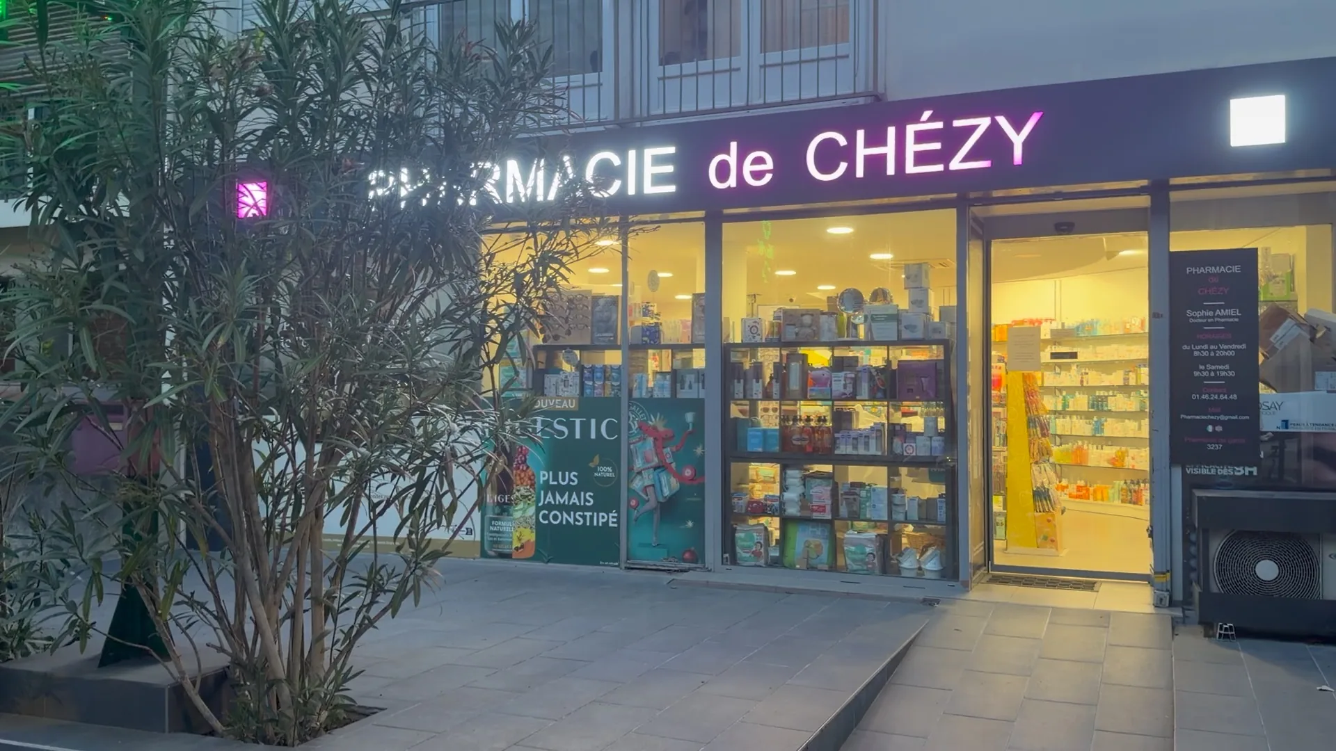 Pharmacie de Chézy façade nuit Neuilly-sur-Seine